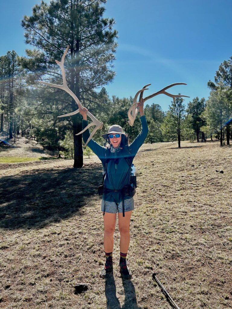 Greta mit gefundenen Geweihen